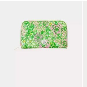 Lilly Pulitzer Passport Travel Wallet in Fauna Green Lime Feeling Good Regular